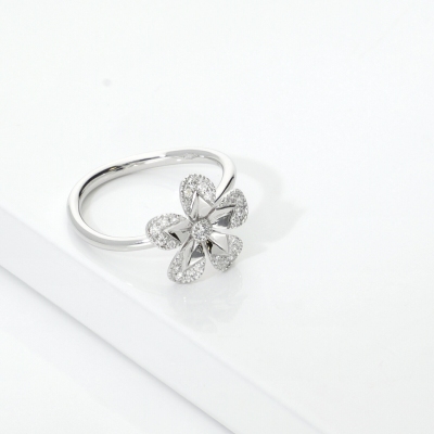 Anello a fiore in oro bianco 18k con petali in diamanti