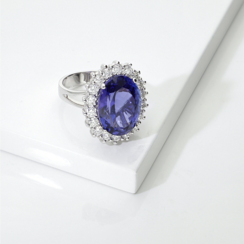 ANELLO CONTORNO CON 18BRILL E TANZANITE OVALE MM17X12