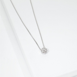 Collana in oro bianco 750 con ciondolo fiore in diamanti