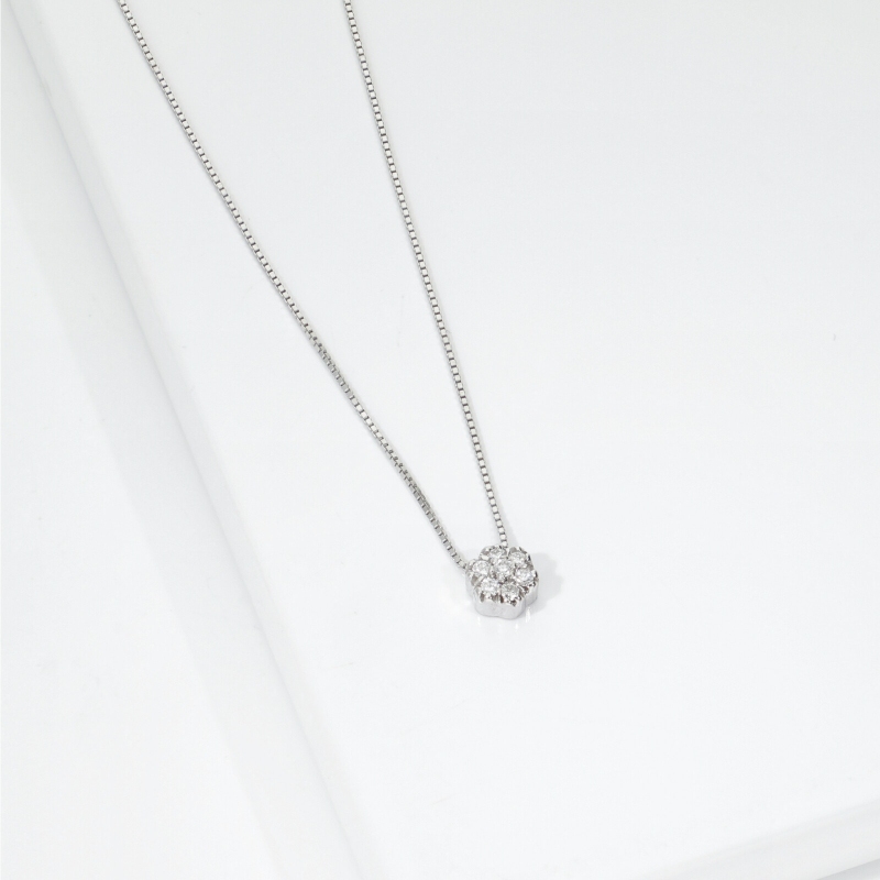 Collana in oro bianco 750 con ciondolo fiore in diamanti