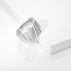 Anello in oro bianco 18k con dettagli scultorei e pavé di diamanti