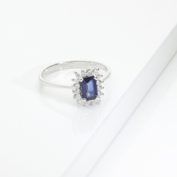 Anello in oro bianco 750 con zaffiro blu rettangolare e diamanti