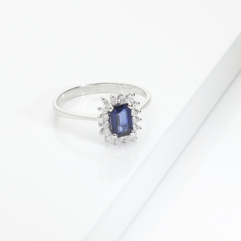 Anello in oro bianco 750 con zaffiro blu rettangolare e diamanti