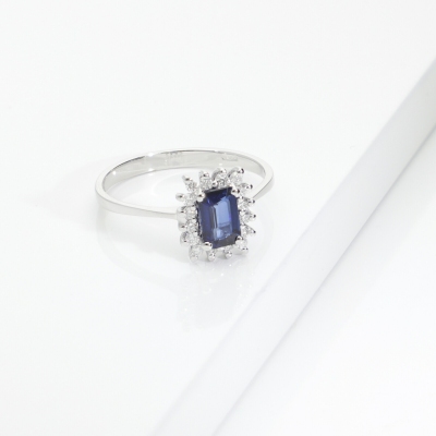 Anello in oro bianco 750 con zaffiro blu rettangolare e diamanti