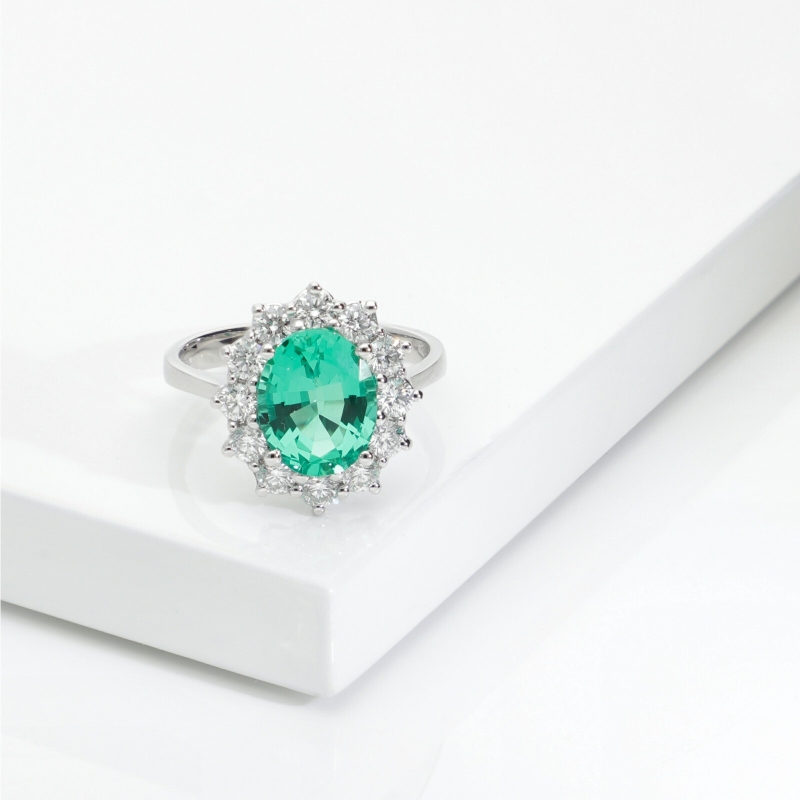 ANELLO CONTORNO CON SMERALDO OVALE MM10X8 E 12BRILLANTI