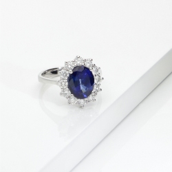 Anello in oro bianco 750 con diamanti e zaffiro blu ovale