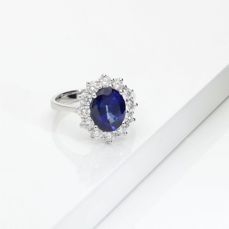 Anello in oro bianco 750 con diamanti e zaffiro blu ovale