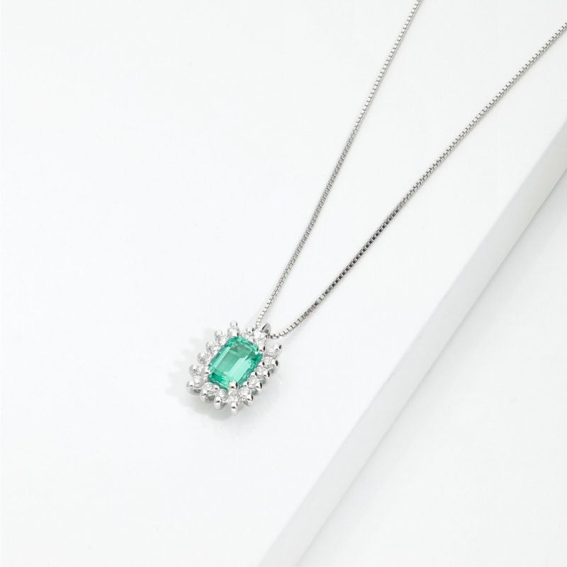 CIONDOLO CONTORNO 16BRILLANTI CON SMERALDO RETTANGOLARE MM6X4