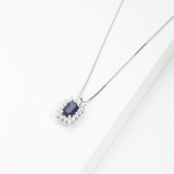 Collana in oro bianco 18k con zaffiro blu e contorno in diamanti