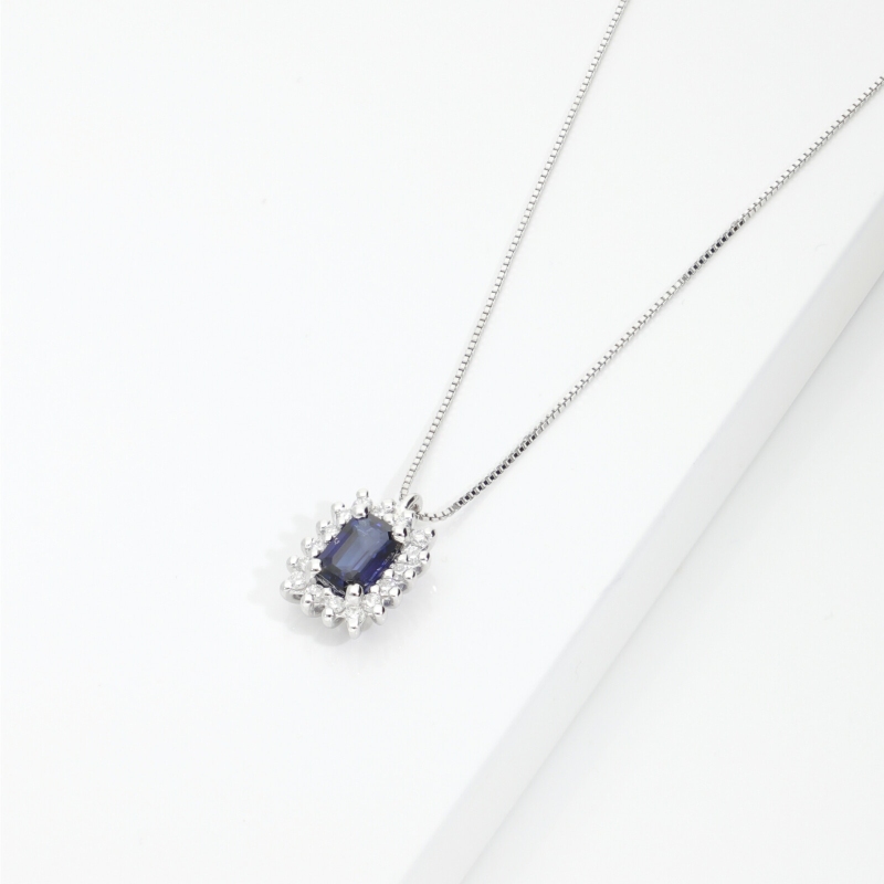Collana in oro bianco 18k con zaffiro blu e contorno in diamanti