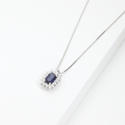 Collana in oro bianco 18k con zaffiro blu e contorno in diamanti