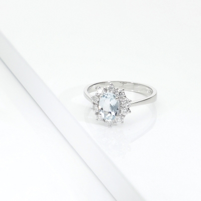 Anello in oro bianco 750 con acquamarina ovale e contorno diamanti