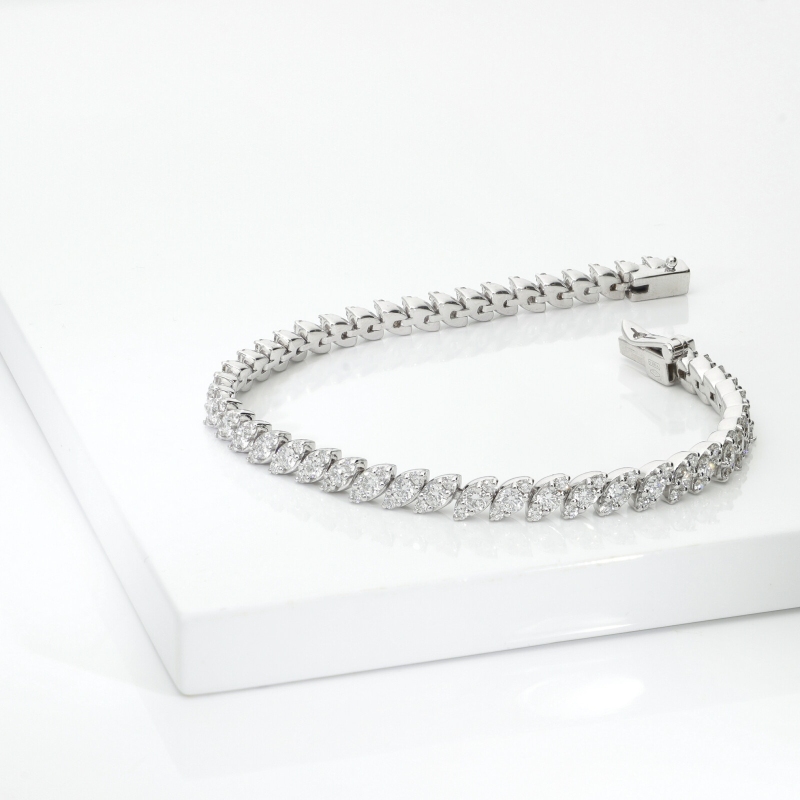 BRACCIALE CON 46 FINTE NAVETTE IN BRILLANTI, CM17.5