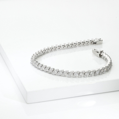BRACCIALE CON 46 FINTE NAVETTE IN BRILLANTI, CM17.5