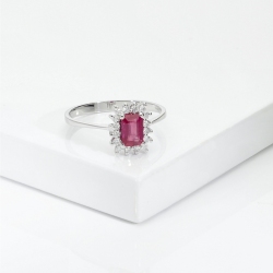 ANELLO CONTORNO CON 16BRILLANTI E RUBINO RETTANGOLARE MM6X4