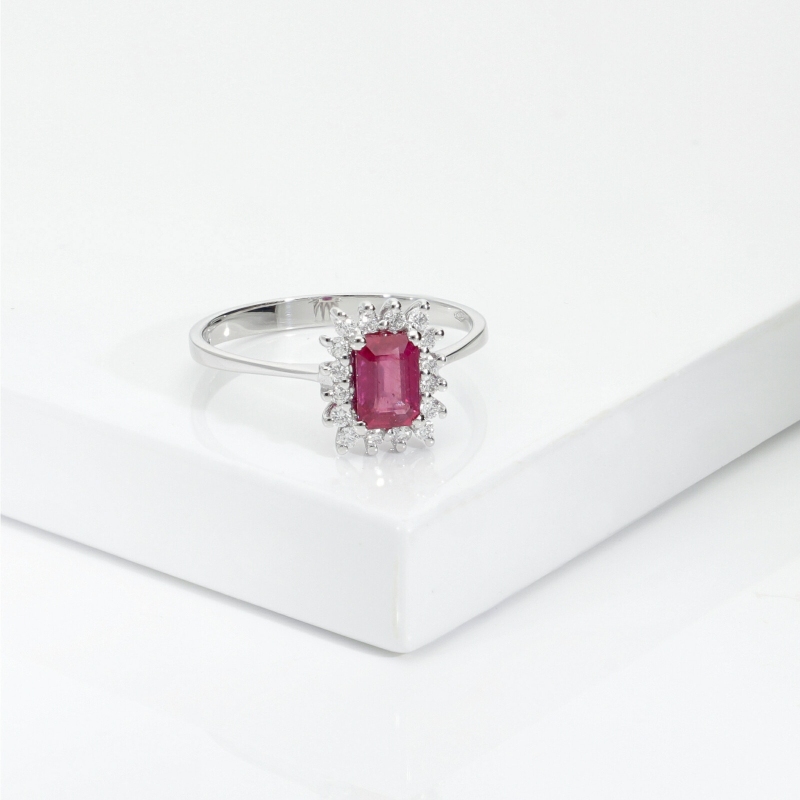 ANELLO CONTORNO CON 16BRILLANTI E RUBINO RETTANGOLARE MM6X4