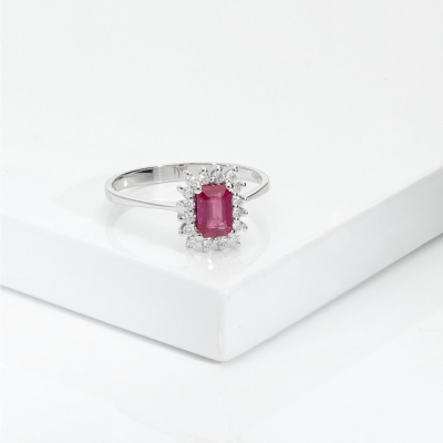 ANELLO CONTORNO CON 16BRILLANTI E RUBINO RETTANGOLARE MM6X4