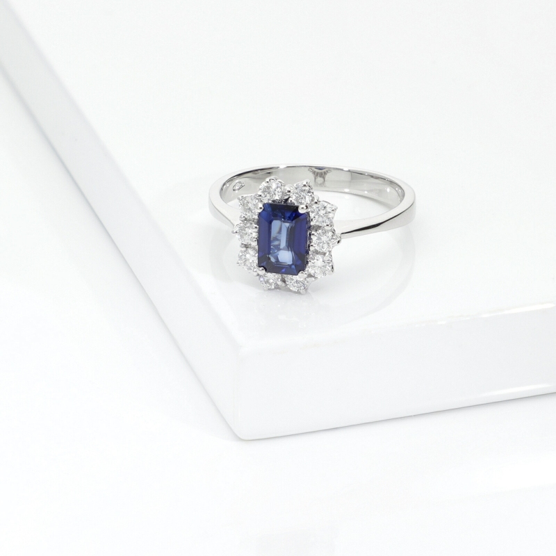 ANELLO CONTORNO CON 10BRILLANTI E ZAFFIRO TAGLIO RETTANGOLARE MM6X4