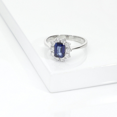 ANELLO CONTORNO CON 10BRILLANTI E ZAFFIRO TAGLIO RETTANGOLARE MM6X4