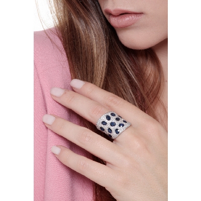 18k white gold ring with diamonds pavé and blue sapphires 