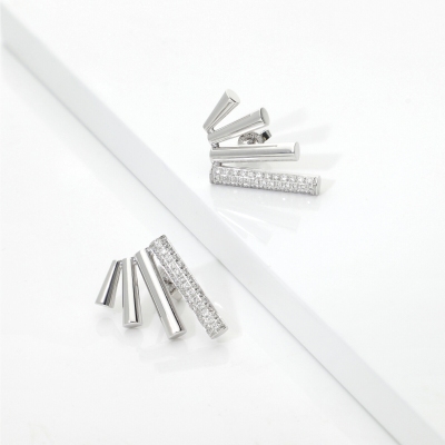 Orecchini in oro bianco 750 a quattro barrette con diamanti