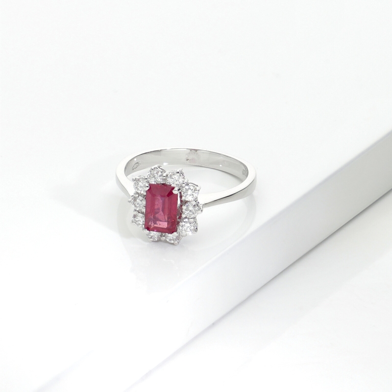 Anello contorno in oro bianco 18k con rubino e  diamanti a contorno