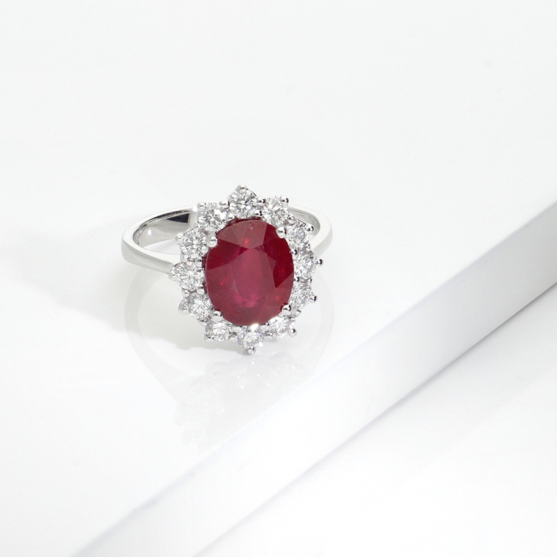 Anello contorno in oro bianco 750 con rubino ovale e diamanti