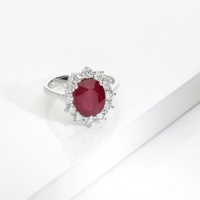 Anello contorno in oro bianco 750 con rubino ovale e diamanti