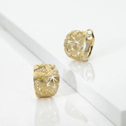 Orecchini in oro giallo 18k con triangoli satinati e diamanti