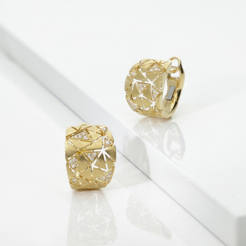 Orecchini in oro giallo 18k con triangoli satinati e diamanti