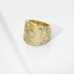 Anello fascia in oro giallo 18k con triangoli satinati e in diamanti