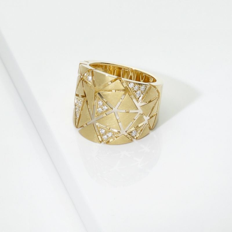 Anello fascia in oro giallo 18k con triangoli satinati e in diamanti
