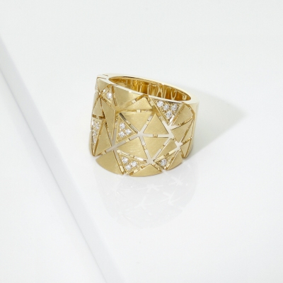Anello fascia in oro giallo 18k con triangoli satinati e in diamanti