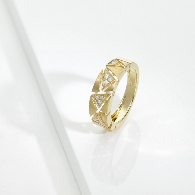 Anello in oro giallo 750 con diamanti e triangoli satinati