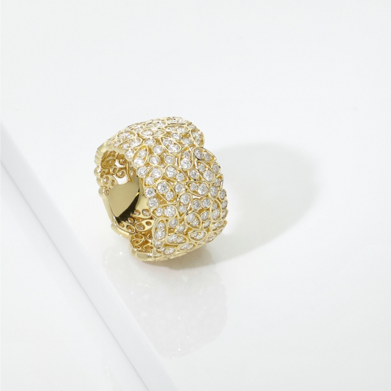 Anello a fascia design in oro giallo 18k con diamanti
