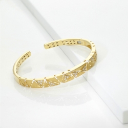 Bracciale rigido design in oro giallo 18k con triangoli satinati e diamanti