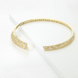 Collana in oro giallo 18k design con triangoli satinati e diamanti