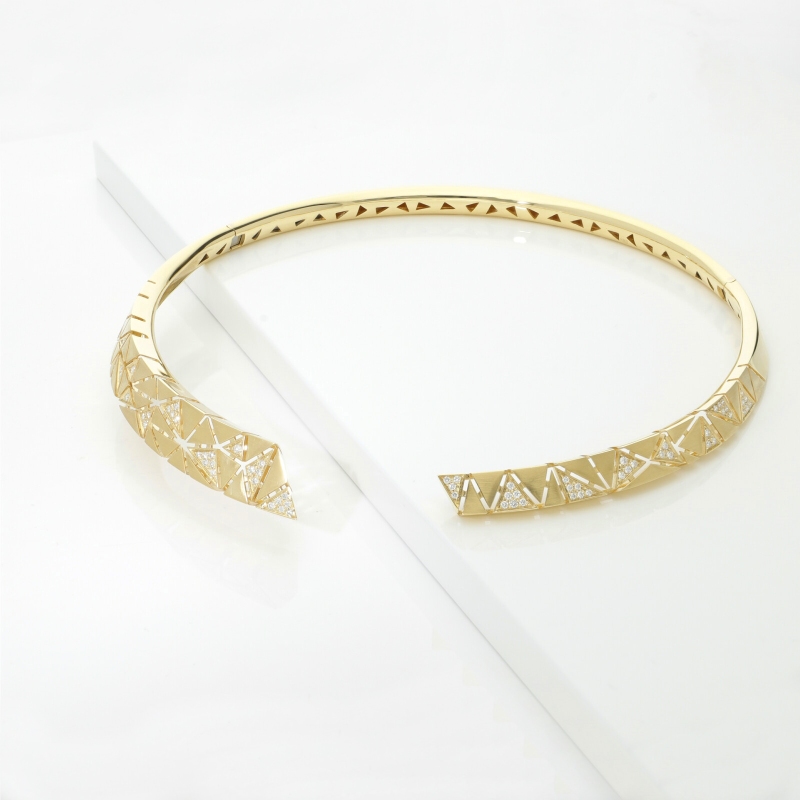 Collana in oro giallo 18k design con triangoli satinati e diamanti
