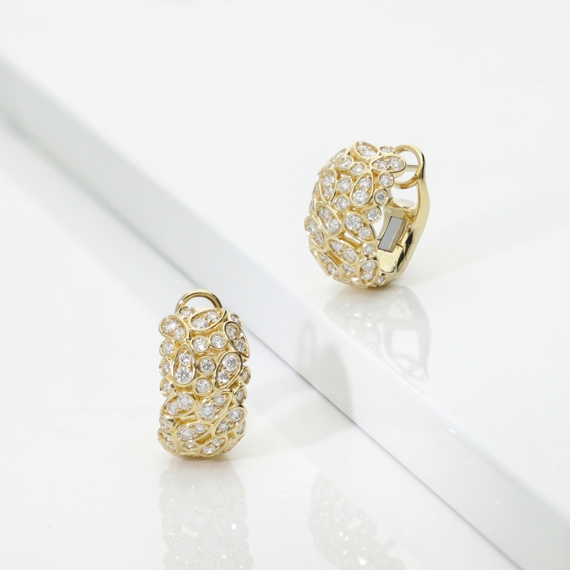 Orecchini design cerchio in oro giallo 18k con diamanti