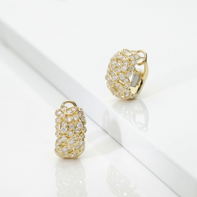 Orecchini design cerchio in oro giallo 18k con diamanti