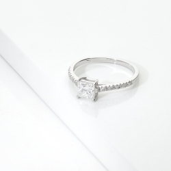 Anello con diamante taglio princess 0.70ct GIA in oro bianco 18k