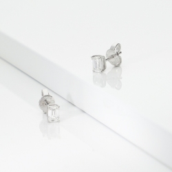 Orecchini punto luce in oro bianco 18k con diamante taglio smeraldo GIA