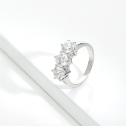 Anello trilogy in oro bianco 18k con diamanti IGI 3,00 ct