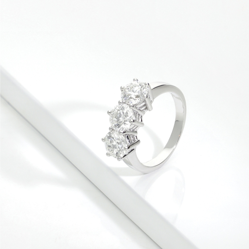 Anello trilogy in oro bianco 18k con diamanti IGI 3,00 ct