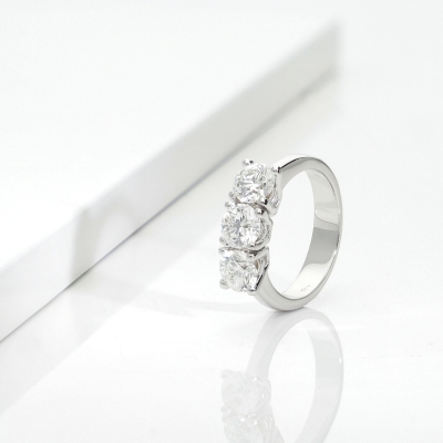 Anello trilogy in oro bianco 18k con diamanti