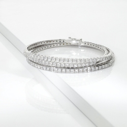 Bracciale stretch a molla in oro bianco 18k con diamanti taglio brillante e princess