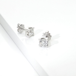 Orecchini punto luce in oro bianco 18k con diamanti, 1,80 ct