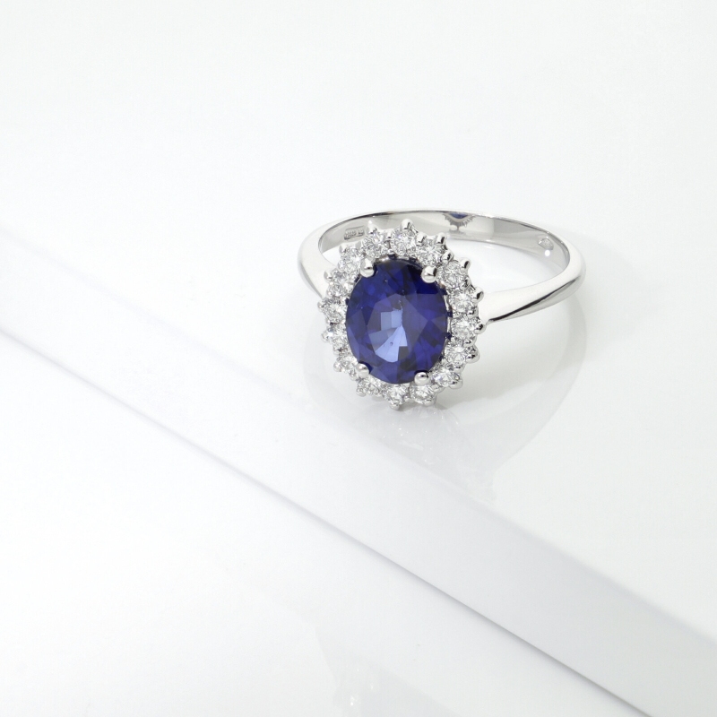 Anello contorno in oro bianco 18k con zaffiro ovale blu e diamanti