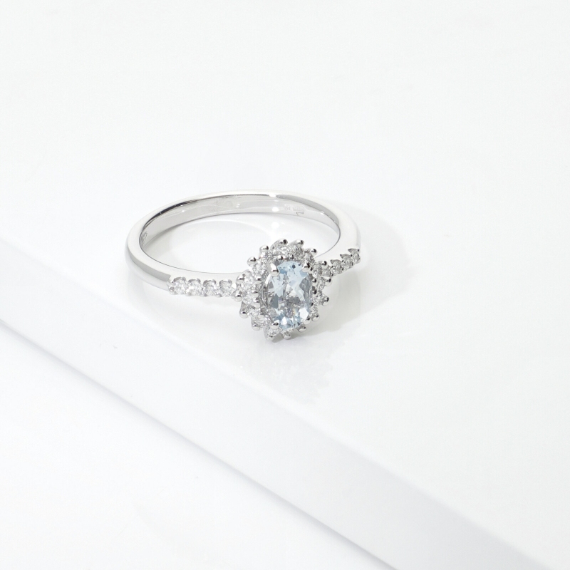 Anello in oro bianco 18k con acquamarina ovale e halo di diamanti