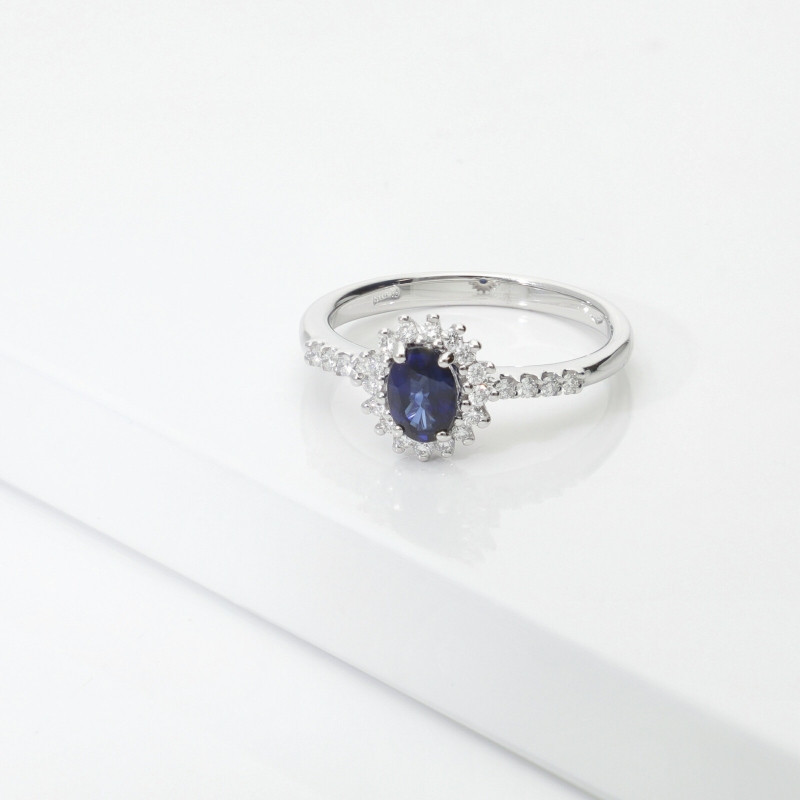 Anello in oro bianco 18k con zaffiro ovale e halo di diamanti